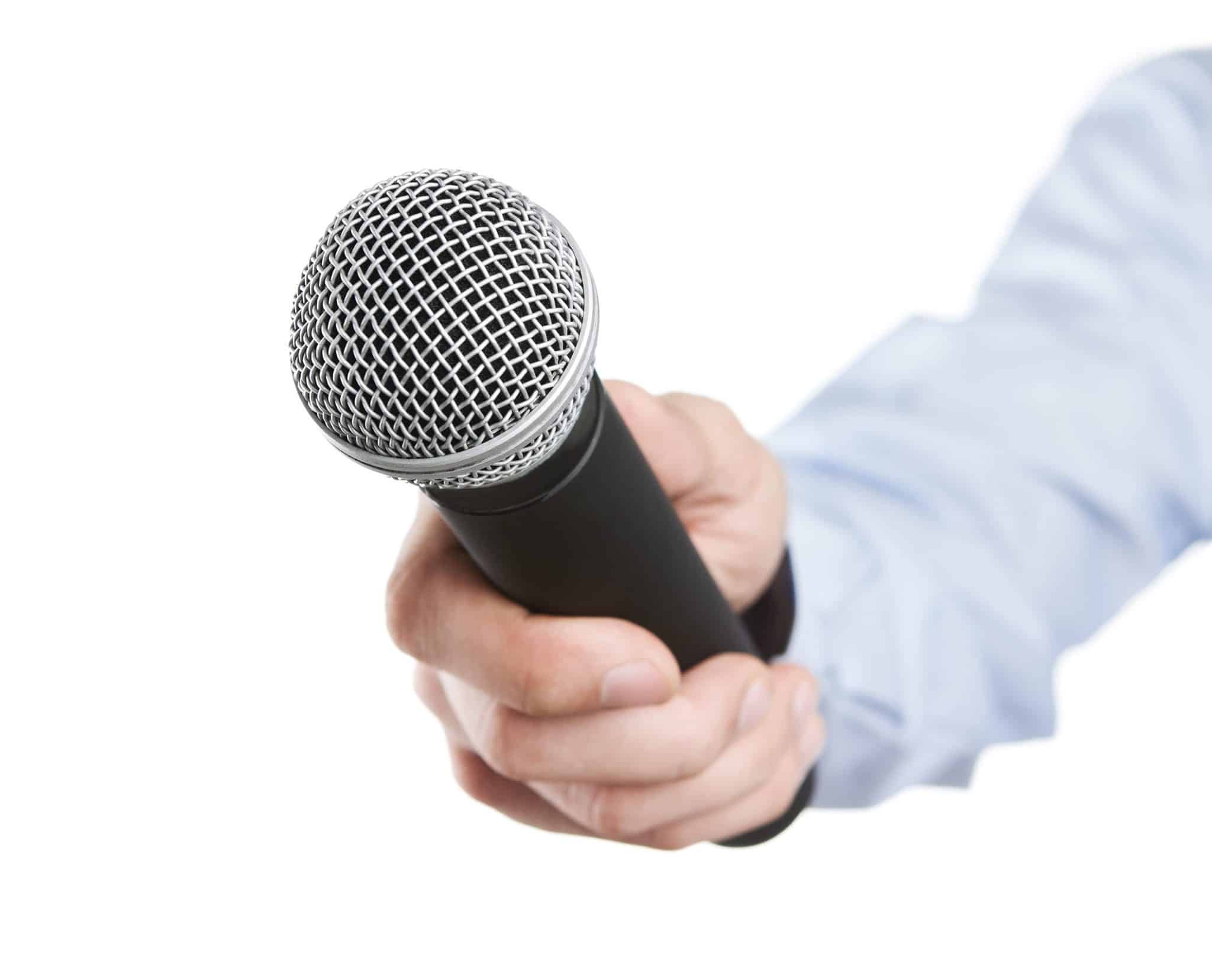 Vocal man. Говорит в микрофон. Микрофон Хесуса.